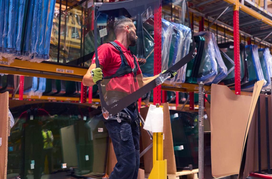 Carglass verlaagt fysieke belasting met exoskeletten. ExoSustain helpt teams lichter, veiliger en duurzamer werken.